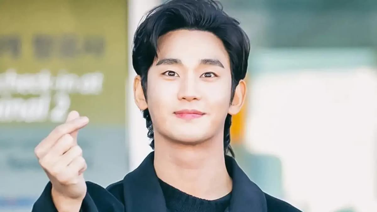 Kim Soo-Hyun Celebrates 19 Years in Showbiz with Charity and Successful Campaign
