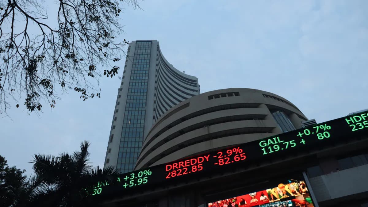 Market Update: Sensex and Nifty Show Mixed Signals Amid IT Gains and Banking Weakness