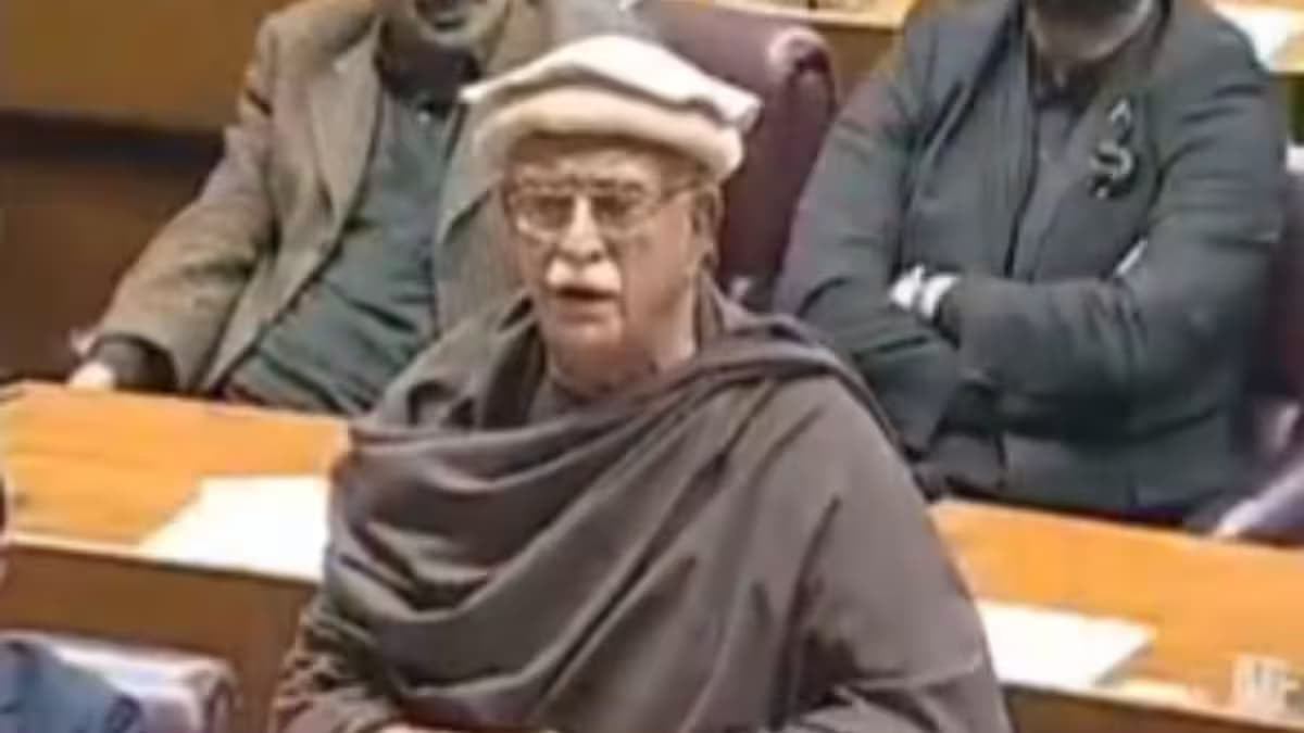 opposition leader criticizes m