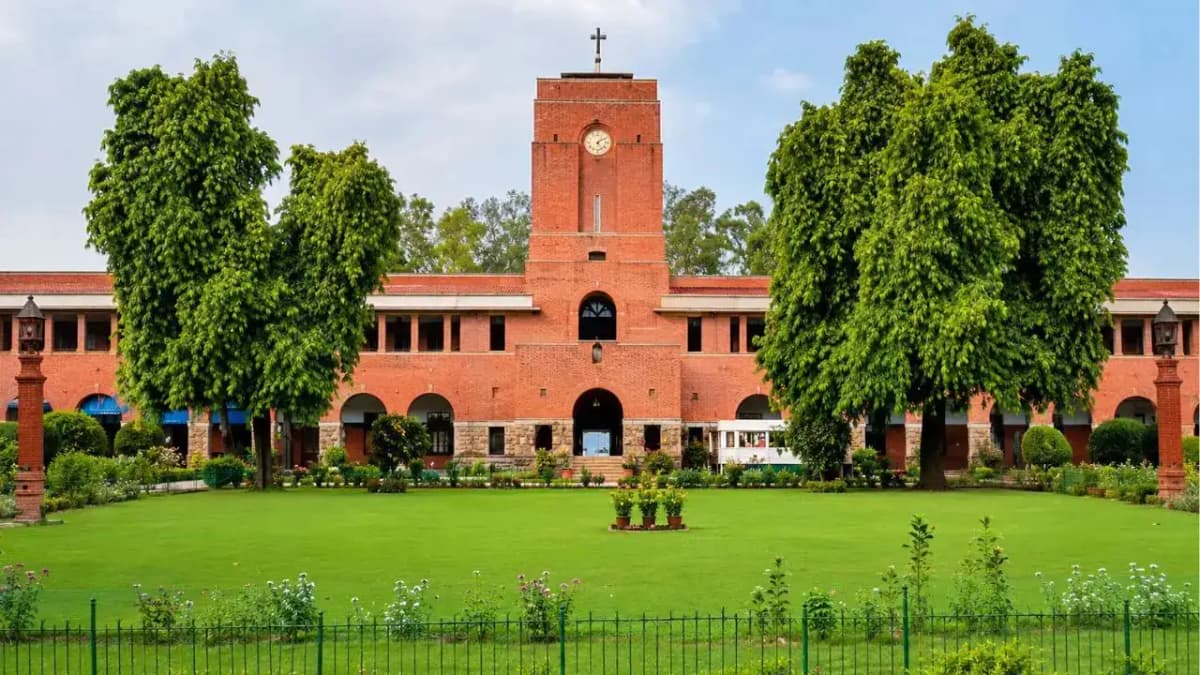 Delhi University Teachers Protest Against Attendance Notice for Faculty