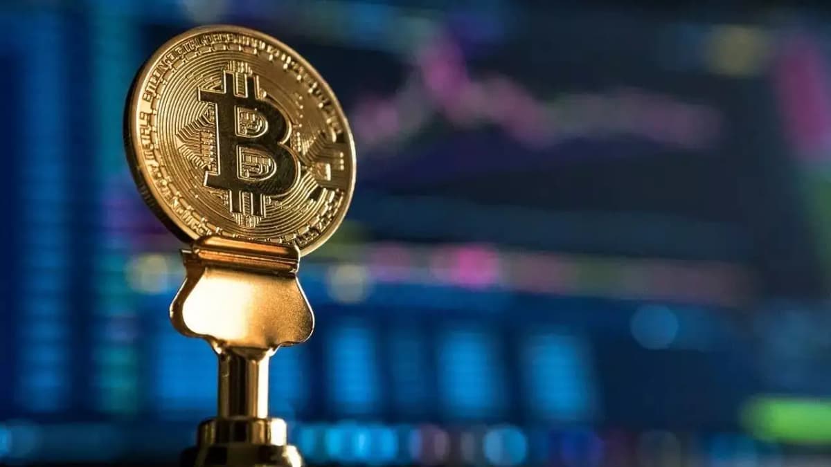 Bitcoin Surges as US Fed Keeps Rates Steady: Implications for Crypto Investors