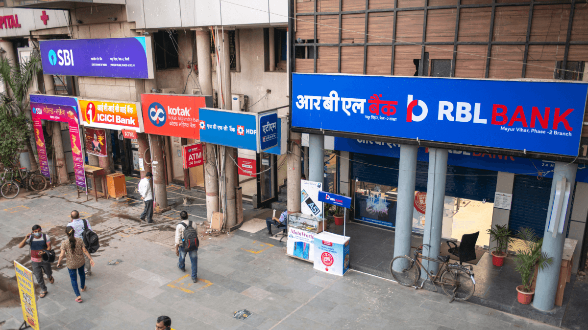 Banks Earn Rs 7,100 Crore from Minimum Balance Penalties in FY26