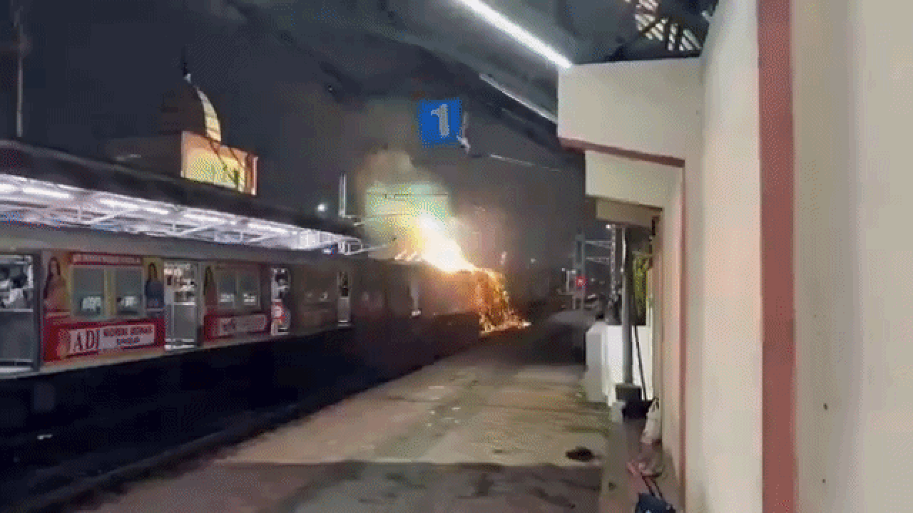 Kolkata Train Incident: Live Wire Snaps, Sparks Erupt at Station
