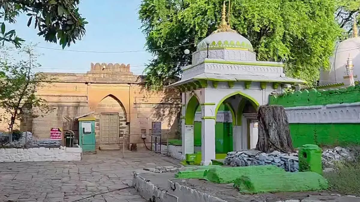 Supreme Court Allows Friday Prayers Near Bhojshala Complex for Muslims