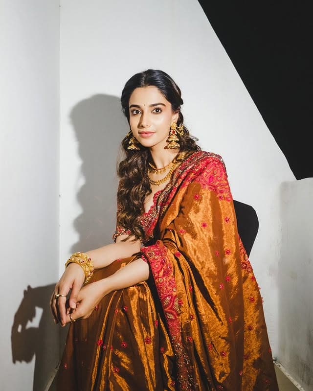 Heroine Meenakshi Chaudharys Flashy Photos In Saree Go Viral