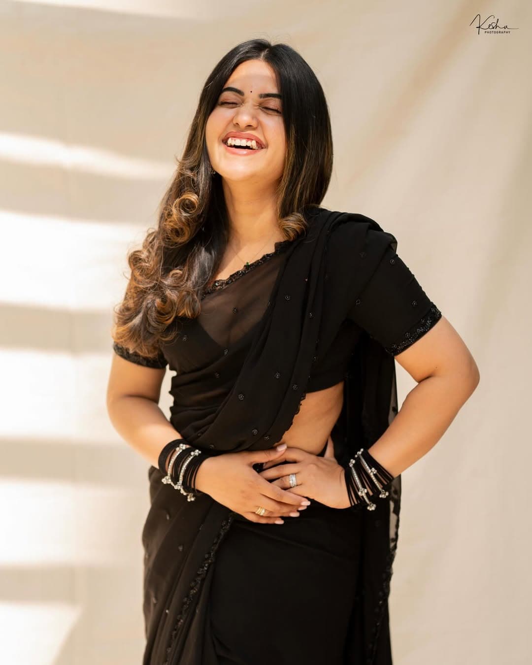 Sravanthi Chokarapu Looks Gorgeous In This Black Color Saree