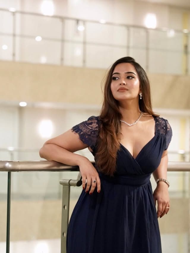 Actress Poojita Ponnadas Photos With Hot Photos Are Viral