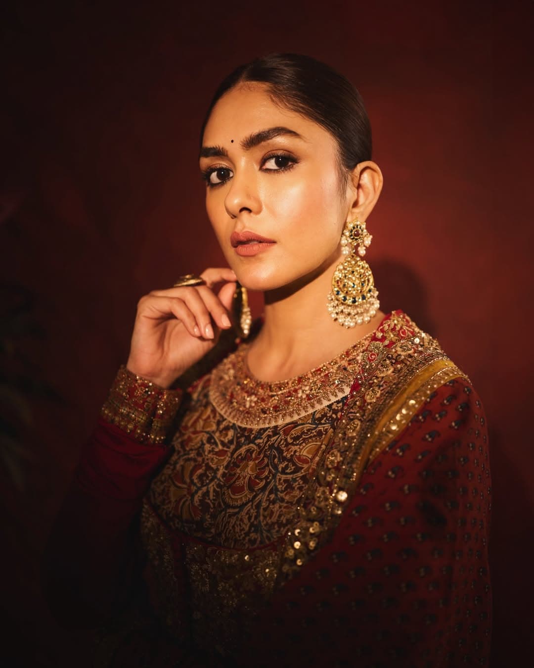 Mrunal Thakur Looks Treditional In This Outfit See Photos