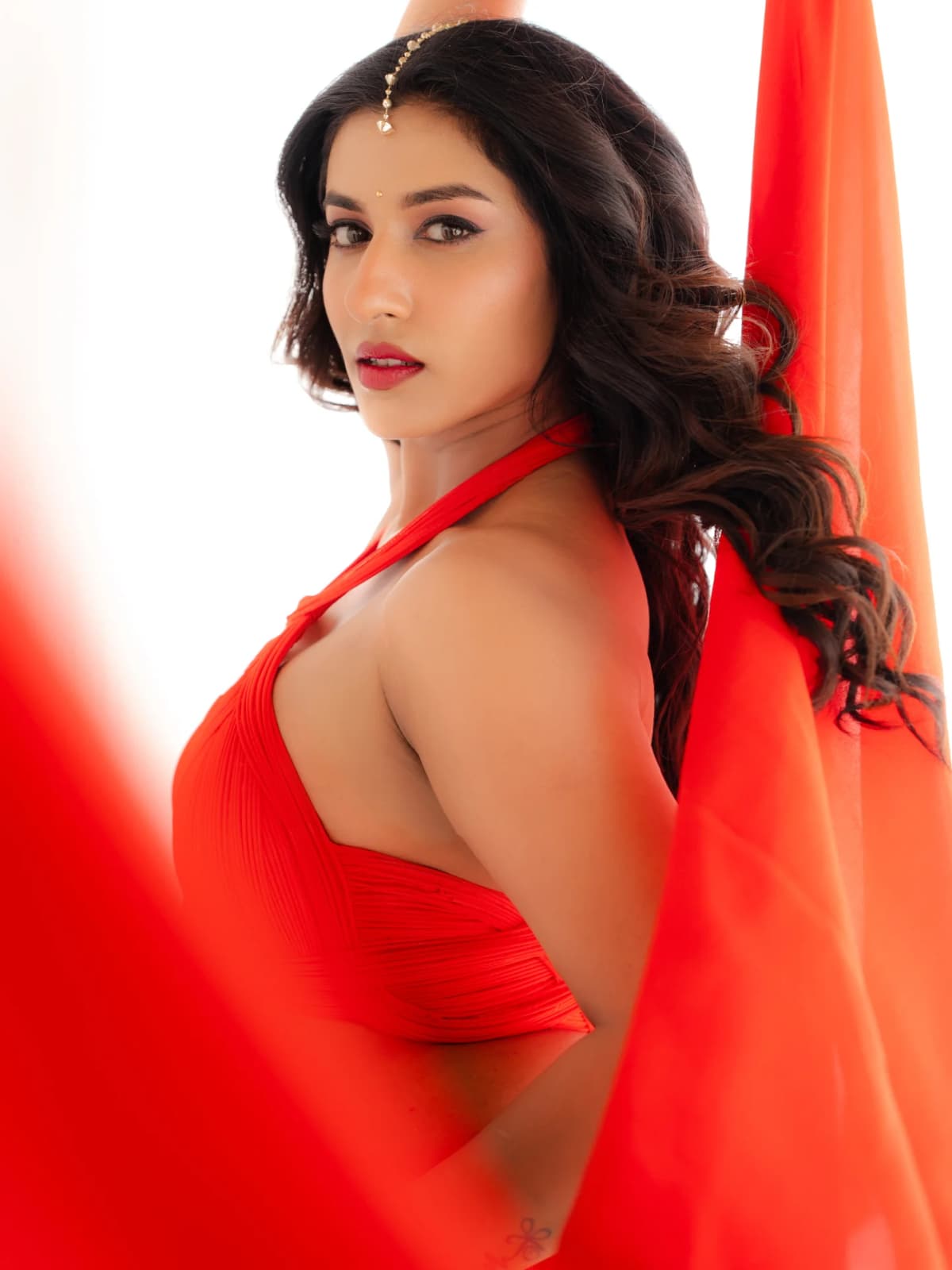 Vishnupriya Photos Are Viral In A Red Hot Look