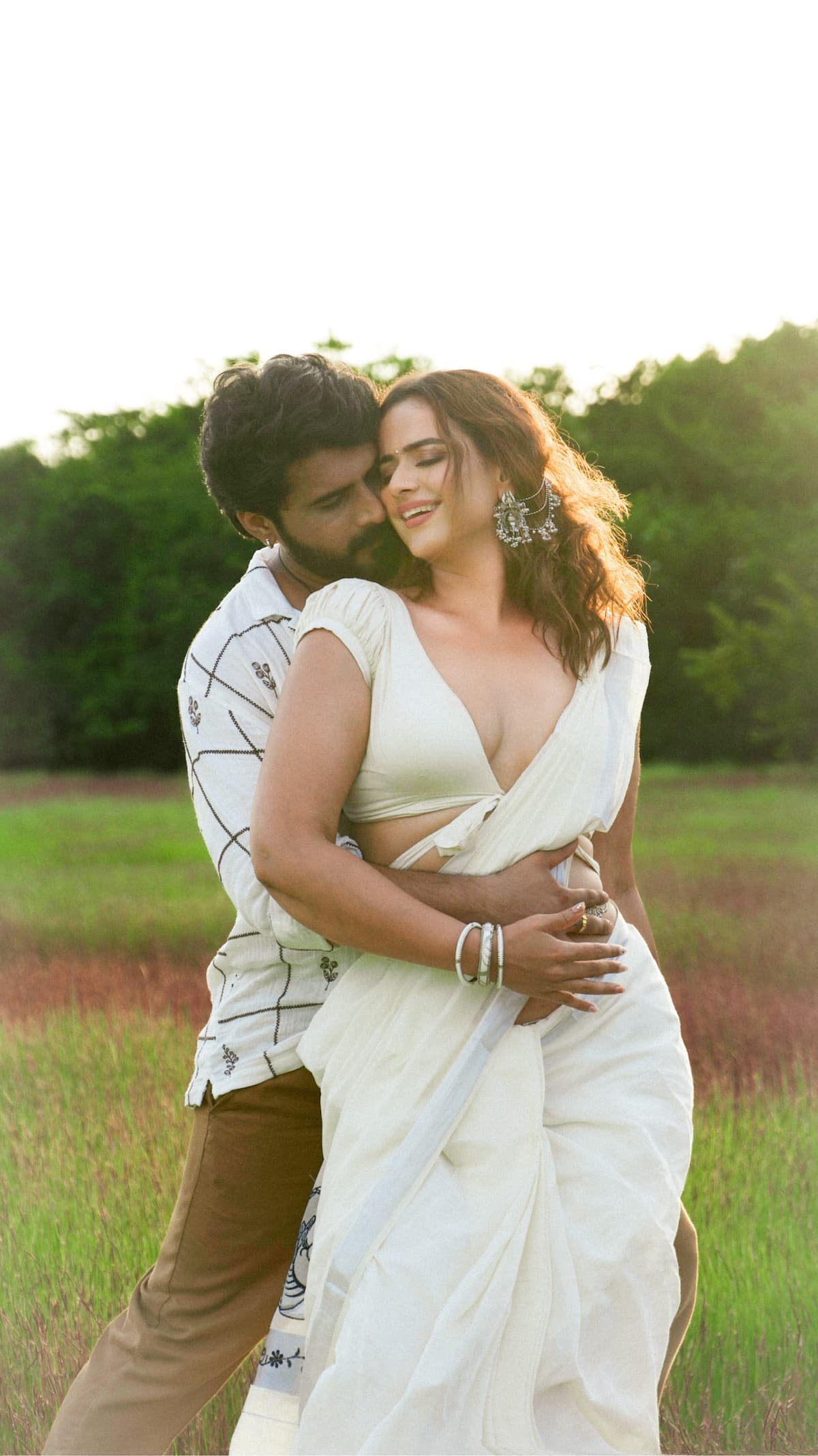 Prachi Tehlan And Nikhil Maliyakkal Romantic Video Song Thenela Vanala On Trending